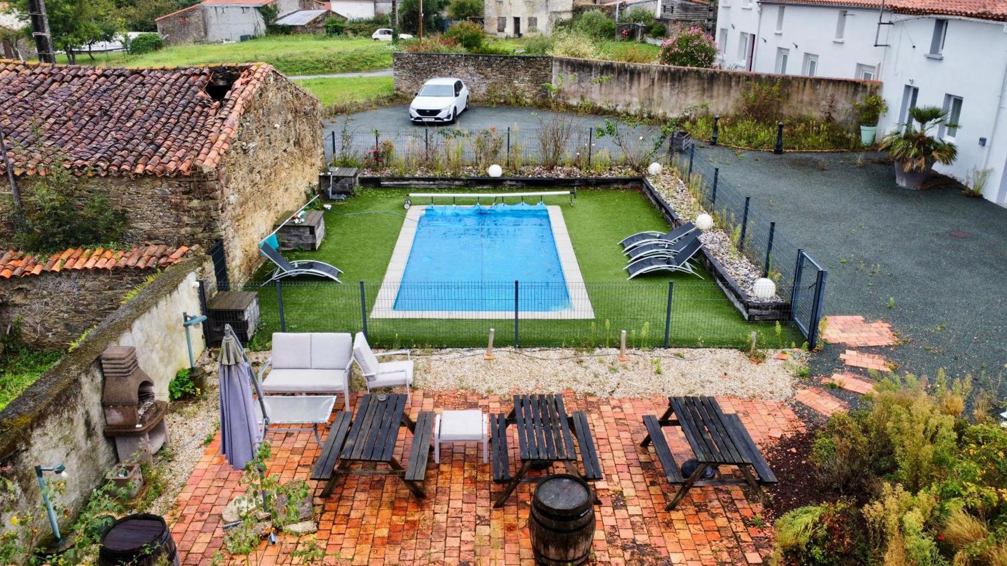 Domaine Des 5 Roses - Rose Rouge Apartment La Guierche ภายนอก รูปภาพ